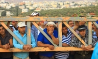 قوات الاحتلال الاسرائيلي تمنع المواطنين الفلسطينيين من الوصول الى اراضيهم لقطف ثمار الزيتون